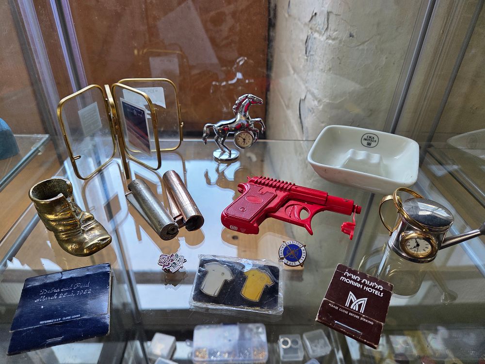Lot 626 – A Collection of Novelty Ornaments, Advertising Ephemera, and Miniature Collectibles