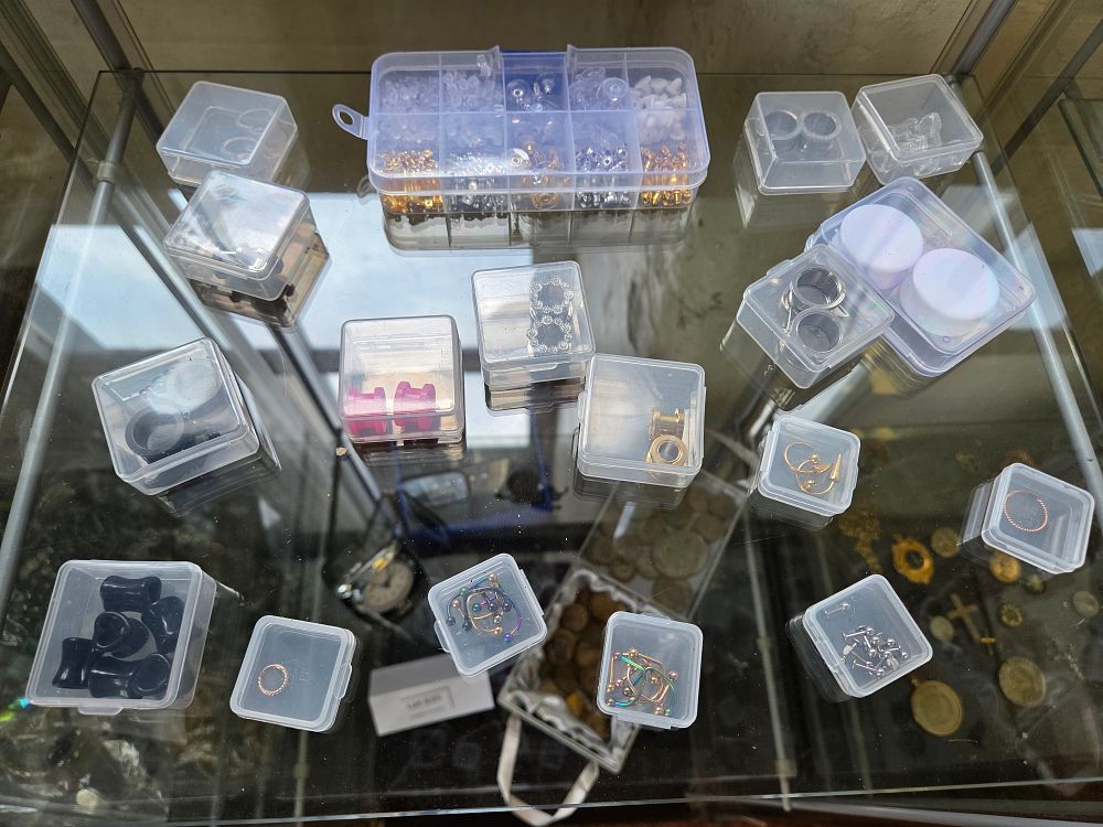 Lot 627 – An Assortment of Contemporary Body Jewellery and Piercing Accessories