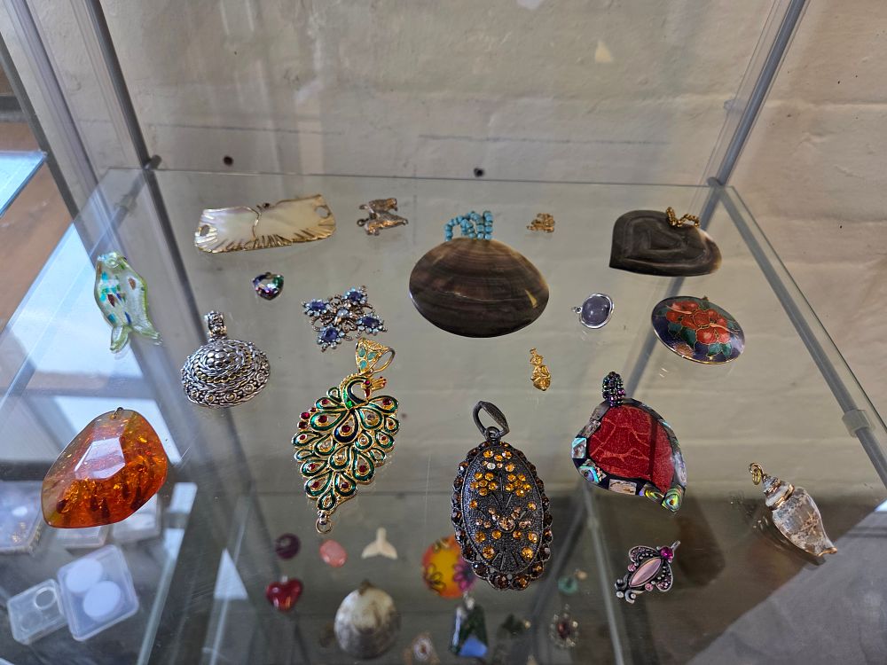 Lot 630 – An Assortment of Mixed Decorative Pendants and Jewellery Components