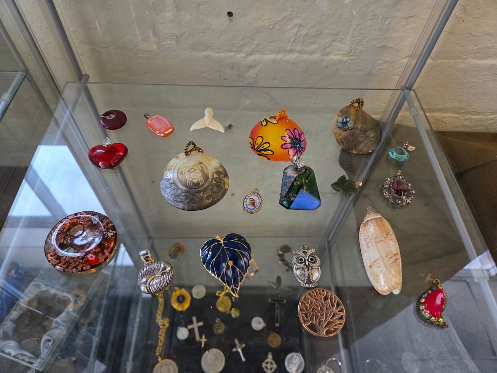 Lot 631 – An Assortment of Miscellaneous Pendants and Costume Jewellery Items