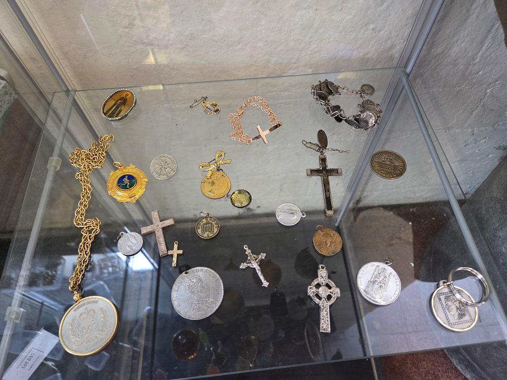 Lot 632 – An Assortment of Commemorative Medals, Religious Pendants, and Jewellery