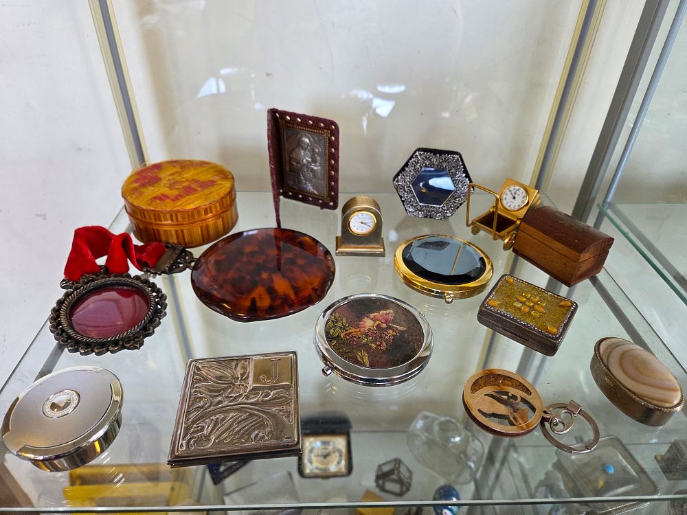 Lot 633 – A Group of Approximately 15 Vintage and Antique Decorative Items and Collectibles