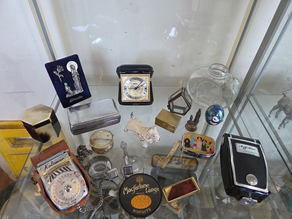 Lot 634 – A Collection of Vintage Collectables including a Swiza Travel Clock, Agfalux Camera, and Kalimar Light Meter