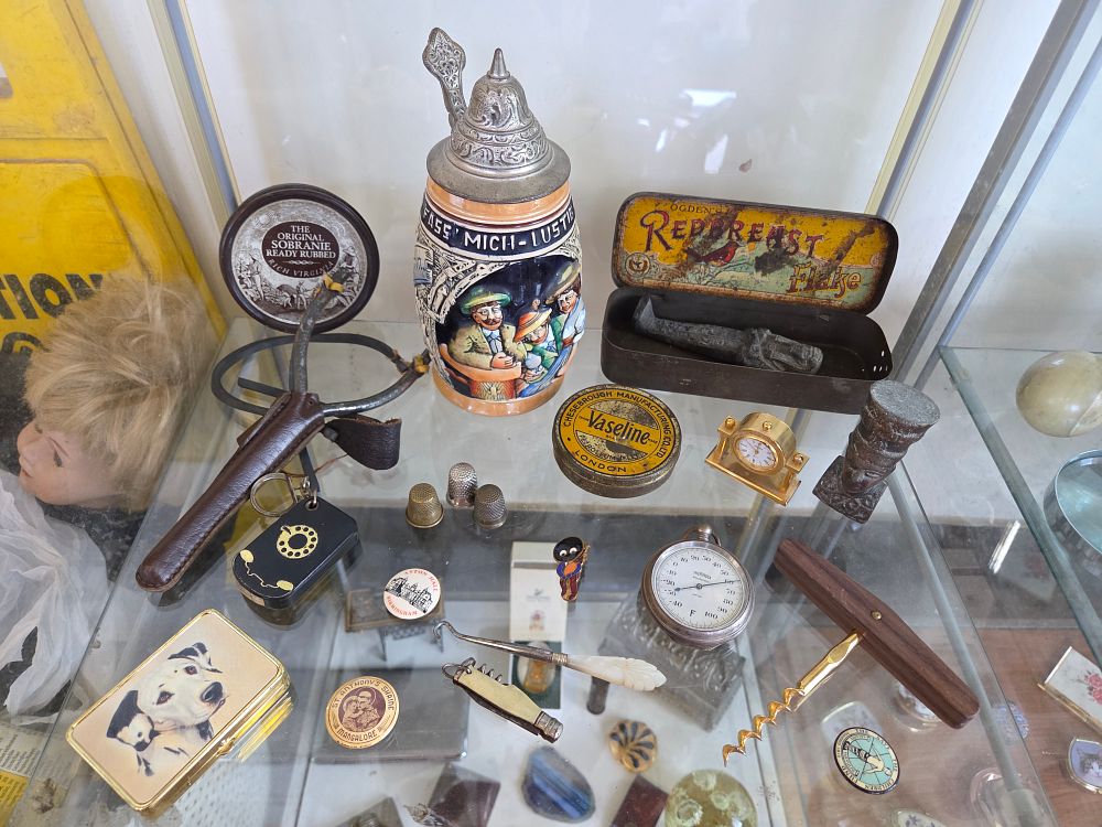 Lot 635 – A Collection of Vintage and Antique Curiosities and Collectibles