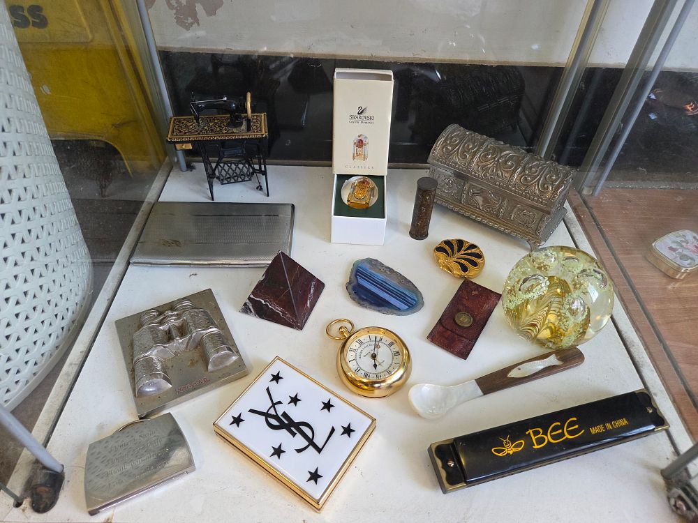 Lot 636 – An Assortment of Curios, Collectables, and Decorative Objects
