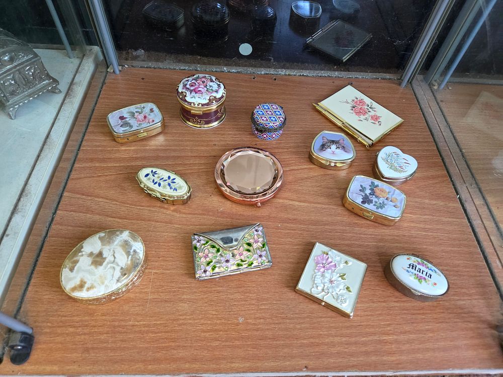 Lot 640 – A Collection of Vintage Decorative Pill Boxes and Compacts