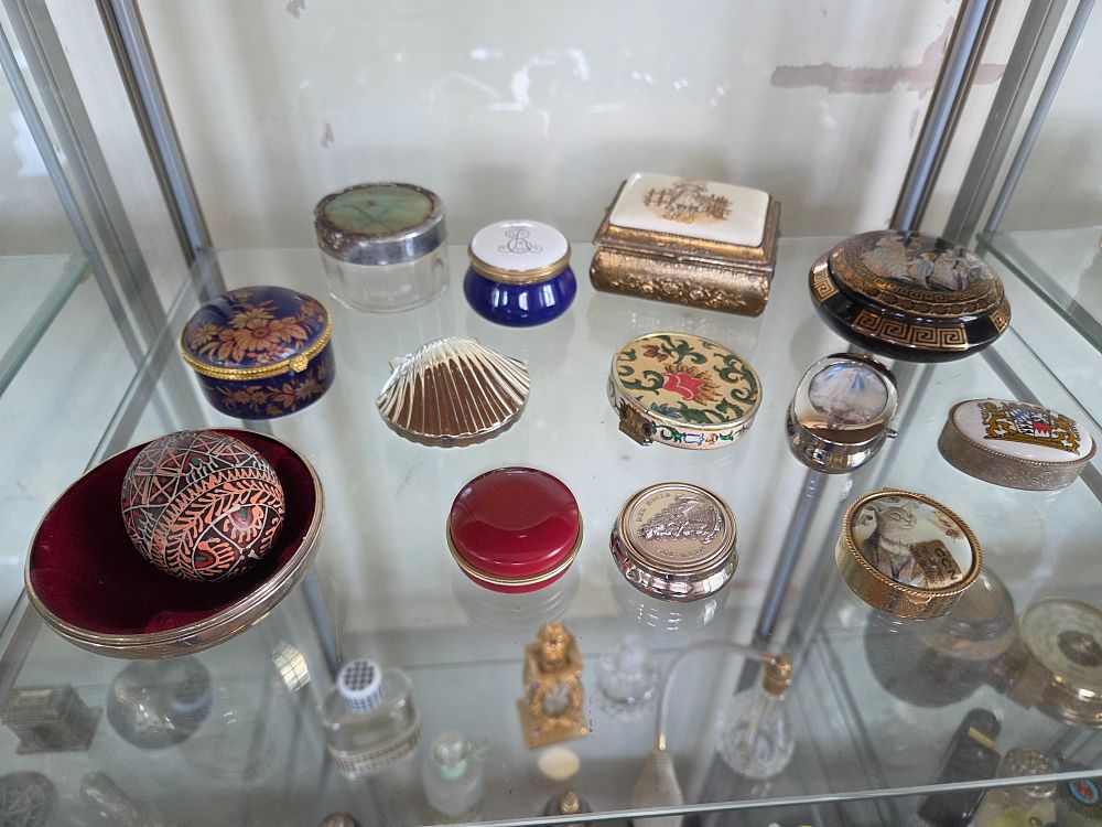 Lot 641 – A Collection of Decorative Trinket and Pill Boxes