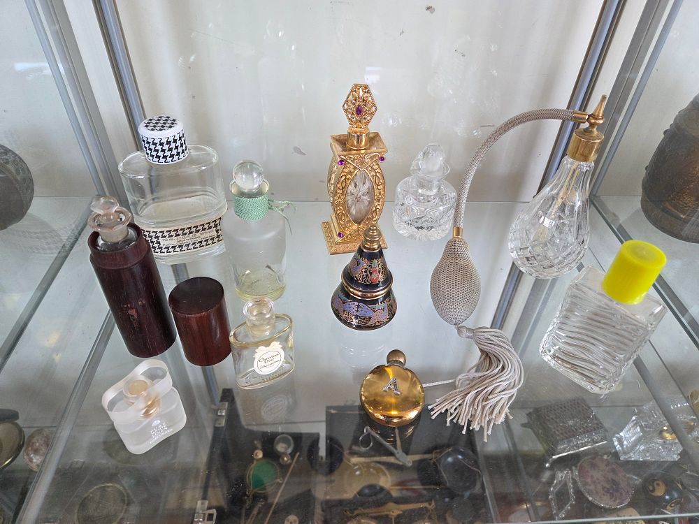 Lot 642 – A Collection of Vintage and Antique Perfume Bottles and Scent Flasks