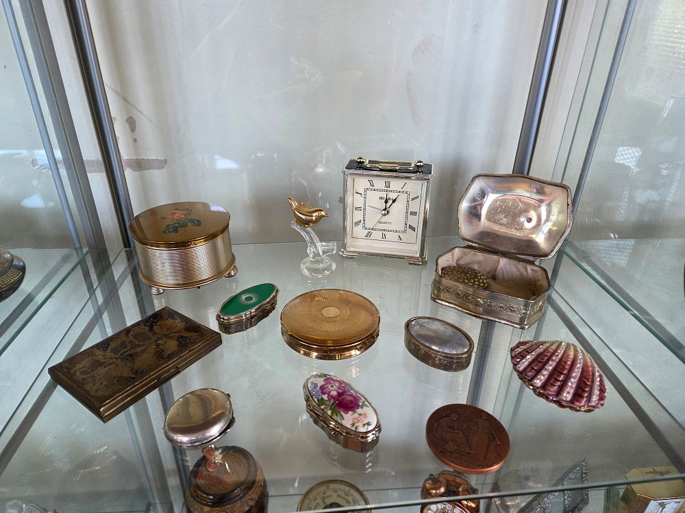 Lot 646 – A Group of Vintage Decorative Objects and Vanity Items
