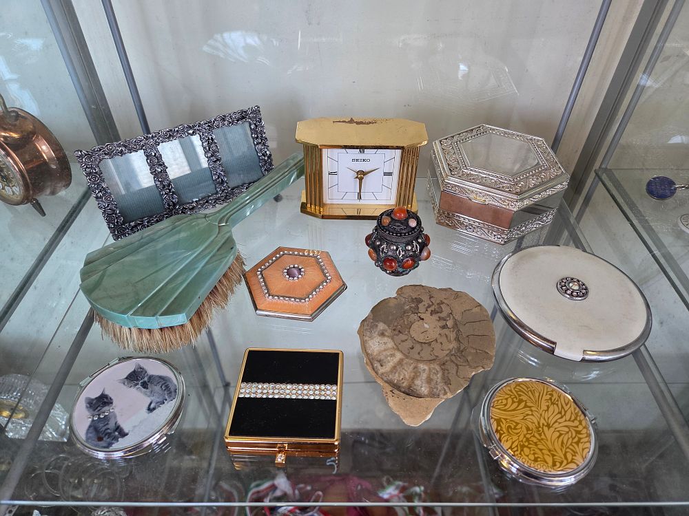 Lot 650 – A Collection of Vintage Vanity Items, Clocks, and Decorative Objects