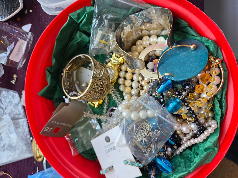 Lot 653 – An Assortment of Contemporary and Vintage Style Costume Jewellery