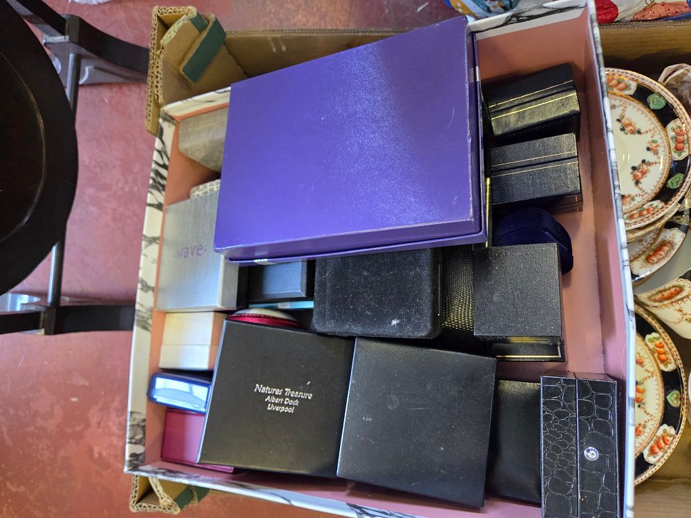 Lot 154 – An Assortment of Jewellery Presentation Cases and Decorative Ceramic Saucers