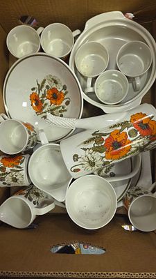 A Collection of J & G Meakin Poppy Pattern Pottery Tableware