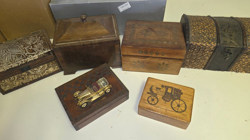 Lot 223 – An Assortment of Vintage and Antique Decorative Wooden Boxes