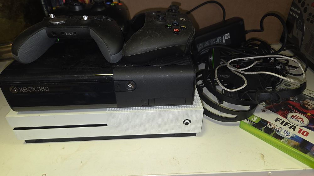 Lot 254 – A Collection of Microsoft Xbox Gaming Consoles and Accessories – xBox 360 in w/o