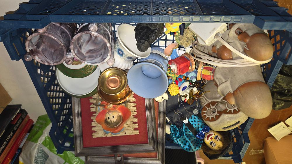 Lot 257 – A Collection of Vintage Ceramics, Glassware, and Advertising Collectibles