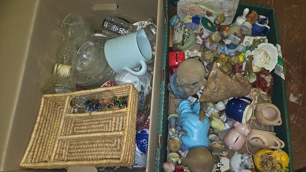 Lot 262 – An Assortment of Decorative Glassware, Ceramic Figurines, and Novelty Collectables