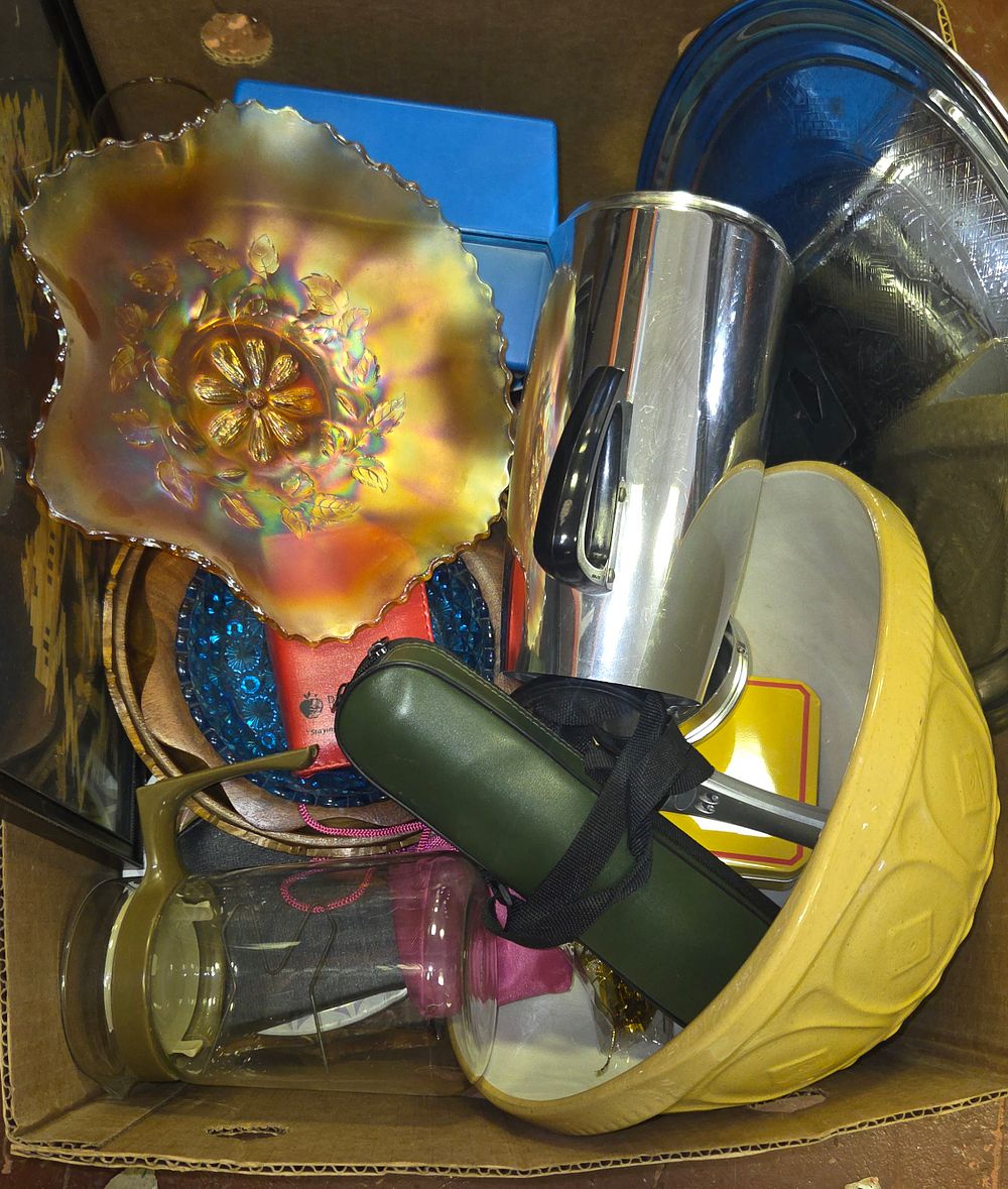 Lot 264 – An Assortment of Vintage Domestic and Decorative Wares
