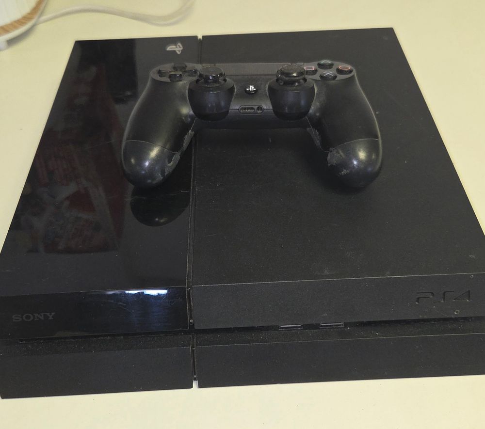 Lot 275 – Sony PlayStation 4 Jet Black 500GB Game Console with DualShock 4 Controller – Powers on n