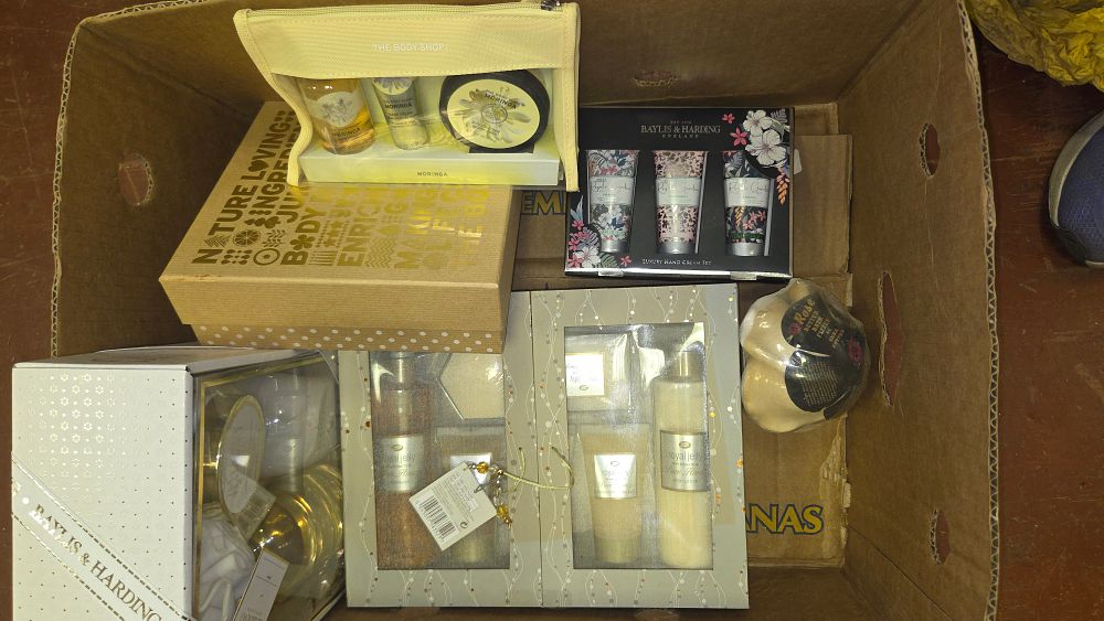 Lot 280 – An Assortment of Branded Toiletry and Bath Gift Sets Including The Body Shop and Baylis and Harding