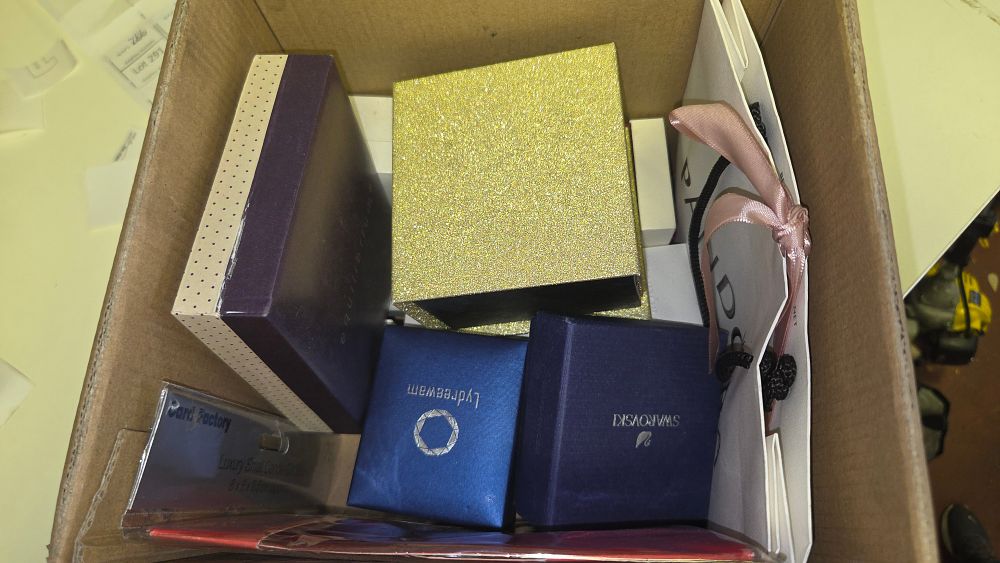 Lot 286 – An Assortment of Branded and Decorative Jewellery Presentation Boxes and Gift Packaging