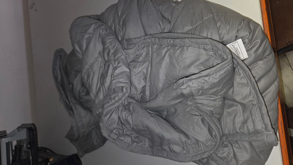 Lot 301 – Brentfords England Grey Quilted Single Weighted Blanket