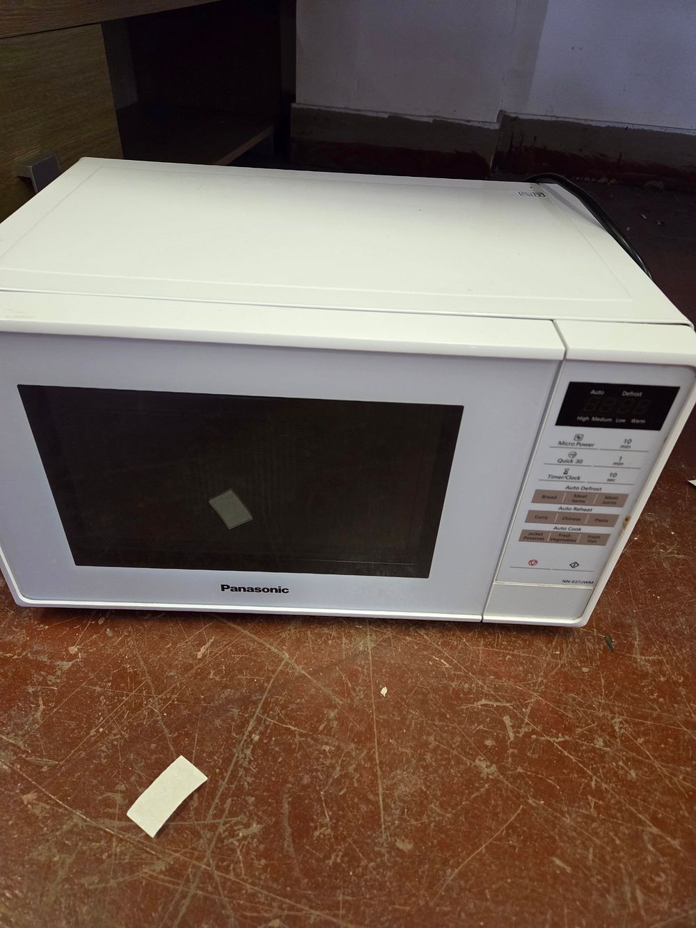 Lot 203 – Panasonic NN-E27JWM 20L Countertop Microwave Oven in White