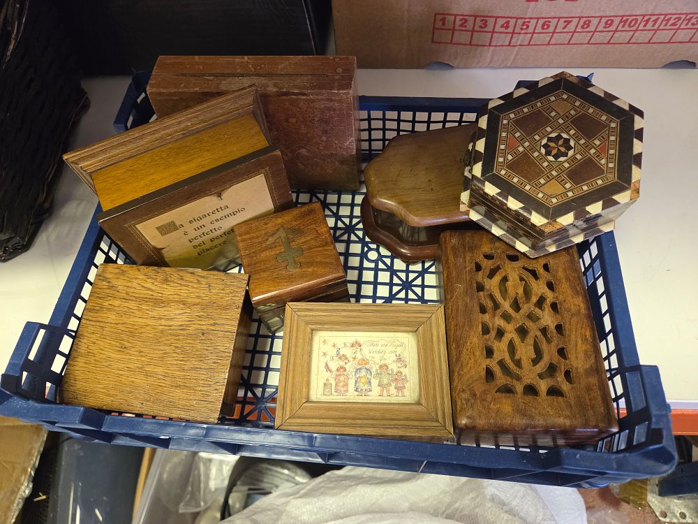Lot 311 – A Collection of Vintage Wooden Trinket Boxes and Decorative Objects