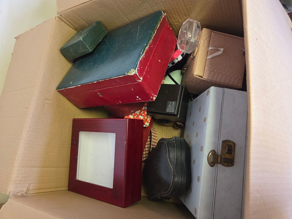 Lot 322 – An Assortment of Miscellaneous Storage and Jewellery Boxes