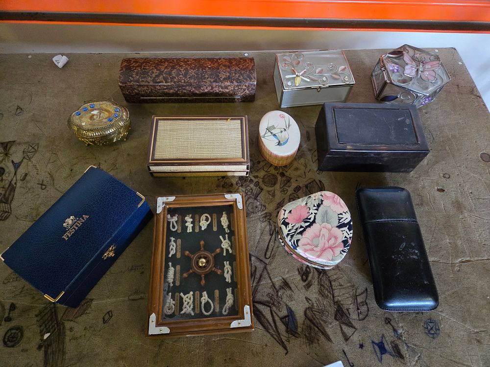 Lot 339 – An Assortment of Decorative and Functional Boxes and a Nautical Knot Display