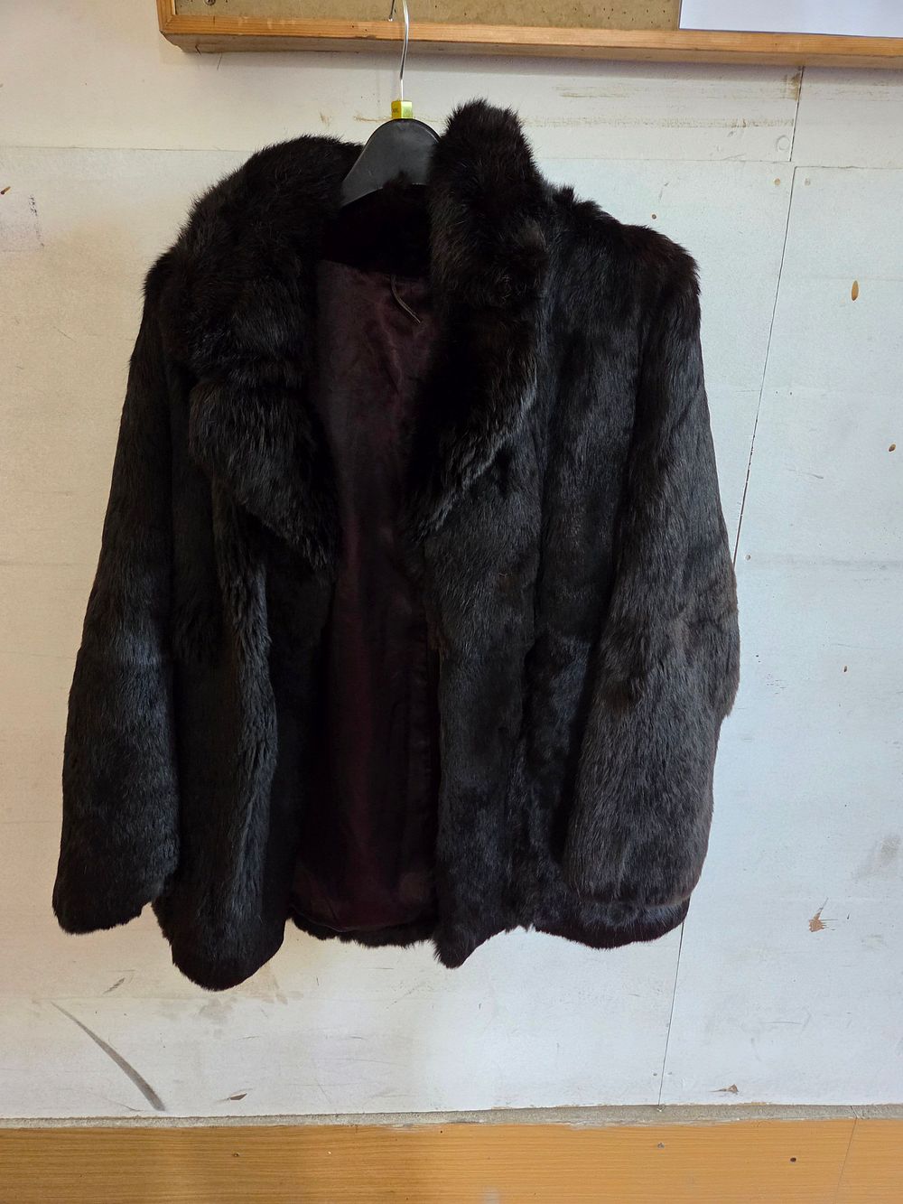 Lot 351 – A Vintage Dark Mahogany-Toned Fur Coat with Tiered Pelt Construction Size 18