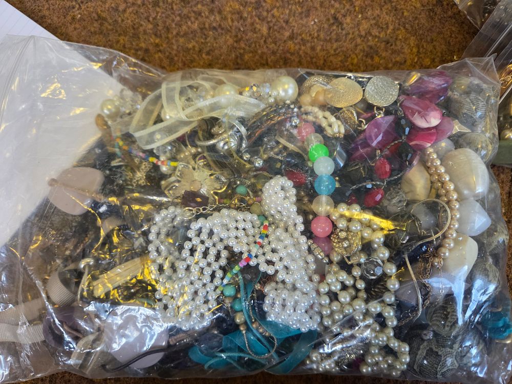Lot 636 – A Collection of Assorted Vintage and Modern Costume Jewellery