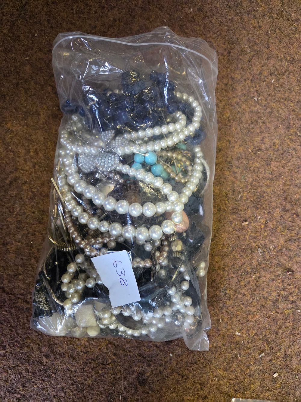 Lot 638 – An Assortment of Vintage and Modern Costume Jewellery
