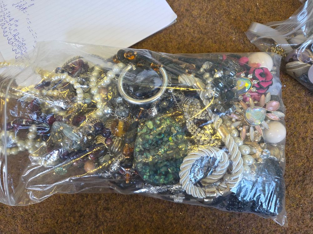 Lot 639 – An Assortment of Vintage and Contemporary Costume Jewellery