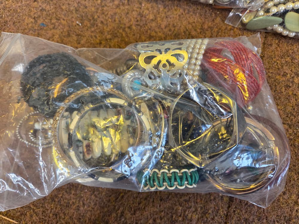 Lot 640 – A Collection of Assorted Vintage and Contemporary Costume Jewellery Bracelets and Bangles