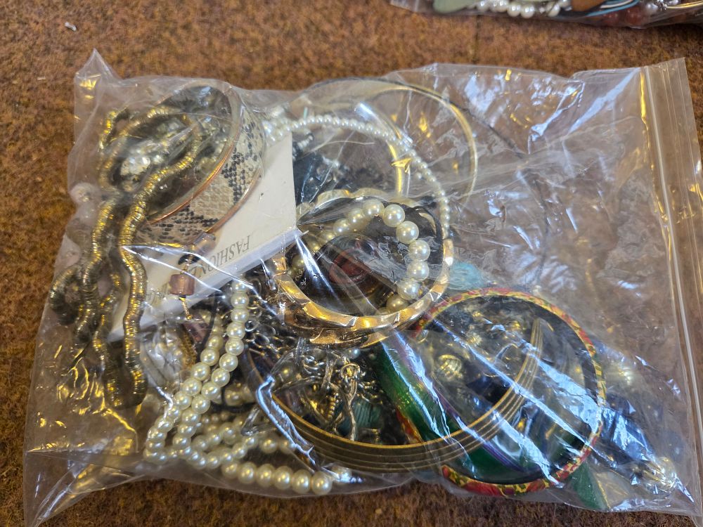 Lot 641 – An Assortment of Contemporary and Vintage-Style Costume Jewellery