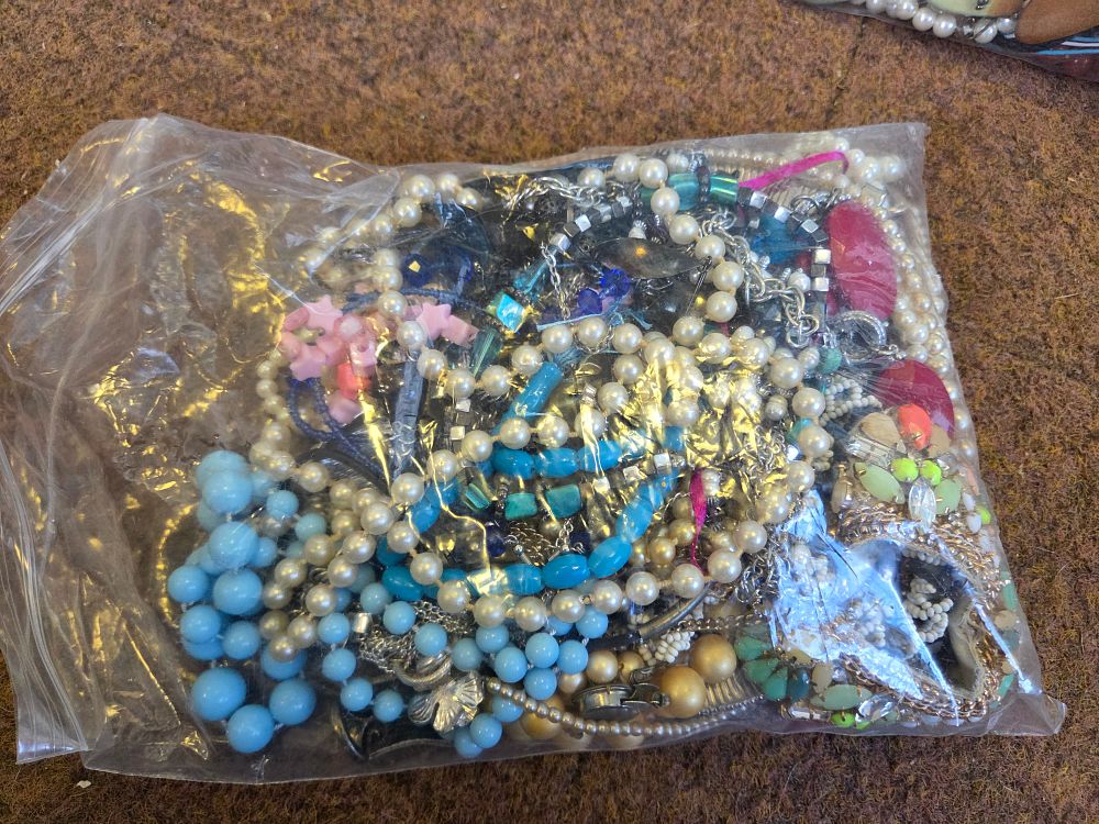 Lot 642 – An Assortment of Vintage and Modern Costume Jewellery