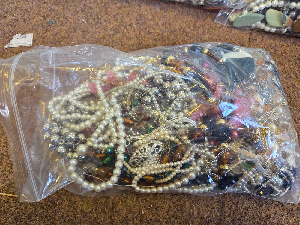Lot 643 – An Assortment of Vintage and Contemporary Costume Jewellery
