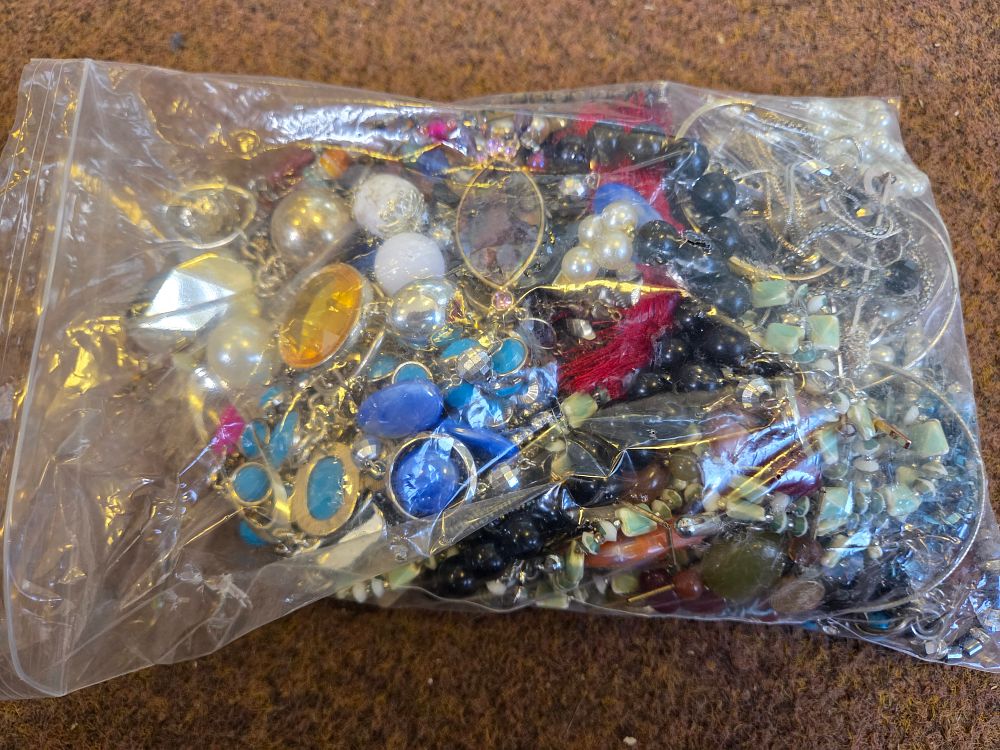 Lot 644 – An Assortment of Vintage and Contemporary Costume Jewellery