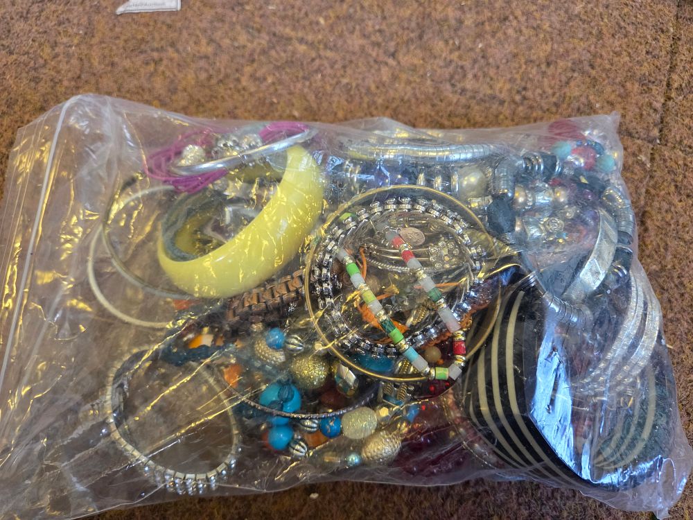 Lot 646 – A Collection of Vintage and Contemporary Costume Jewellery