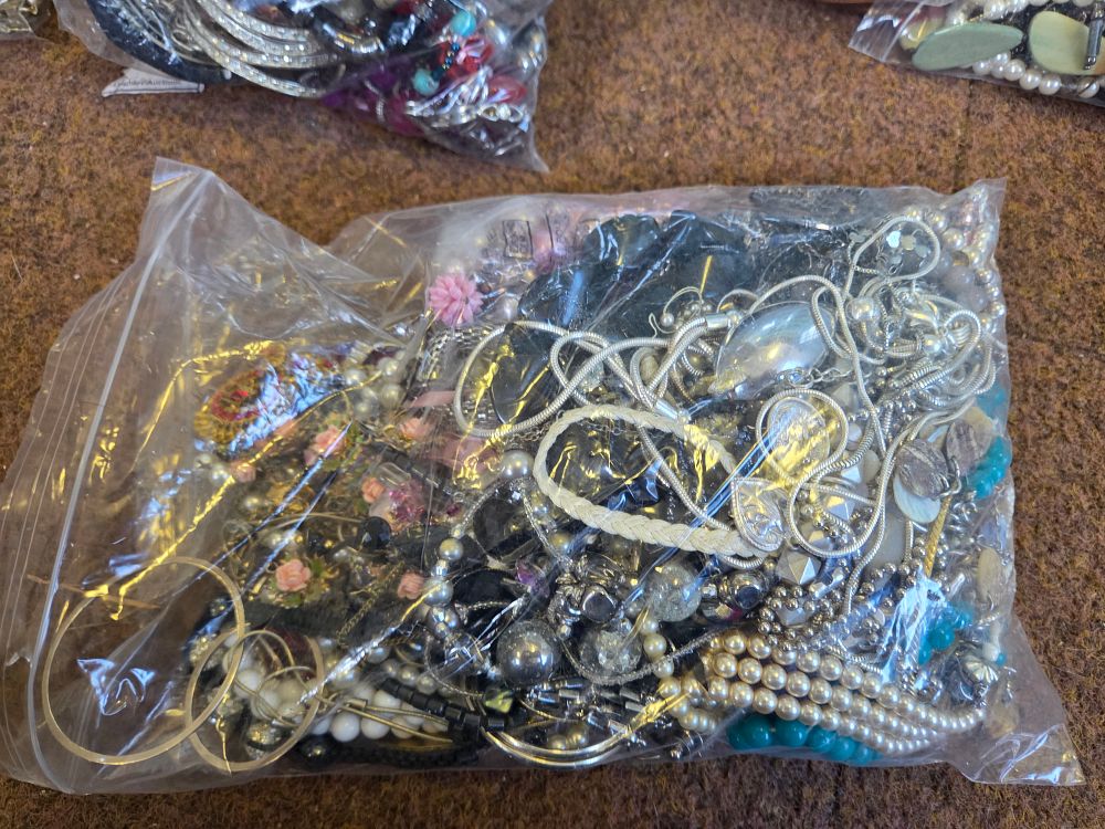 Lot 647 – An Assortment of Vintage and Contemporary Costume Jewellery