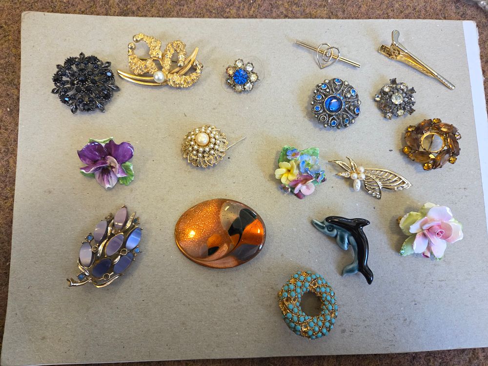 Lot 649 – A Collection of Vintage Costume Jewellery Brooches and Pins