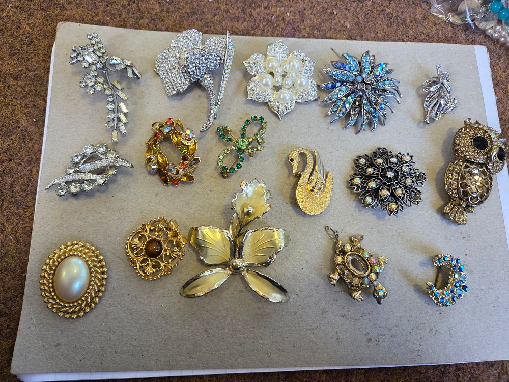 Lot 650 – A Collection of Vintage Costume Jewellery Brooches