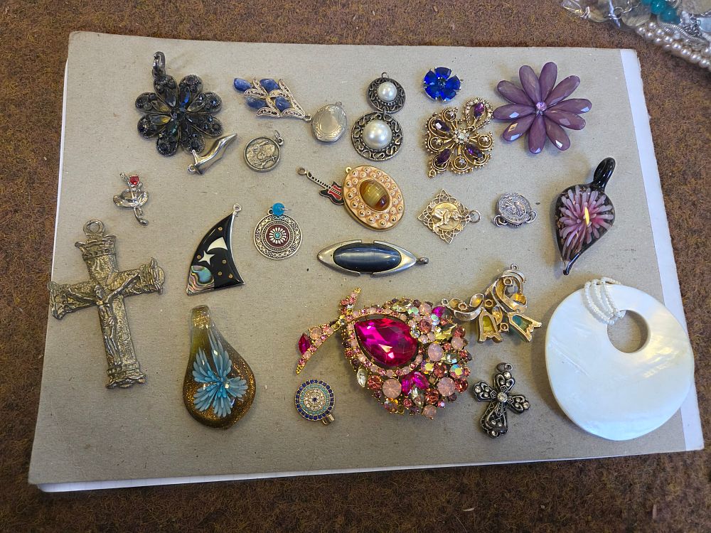 Lot 651 – An Assortment of Vintage Costume Jewellery Pendants