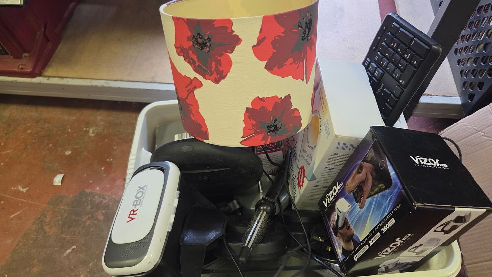 Lot 153 – A Collection of Virtual Reality Headsets and Miscellaneous Electronic Accessories