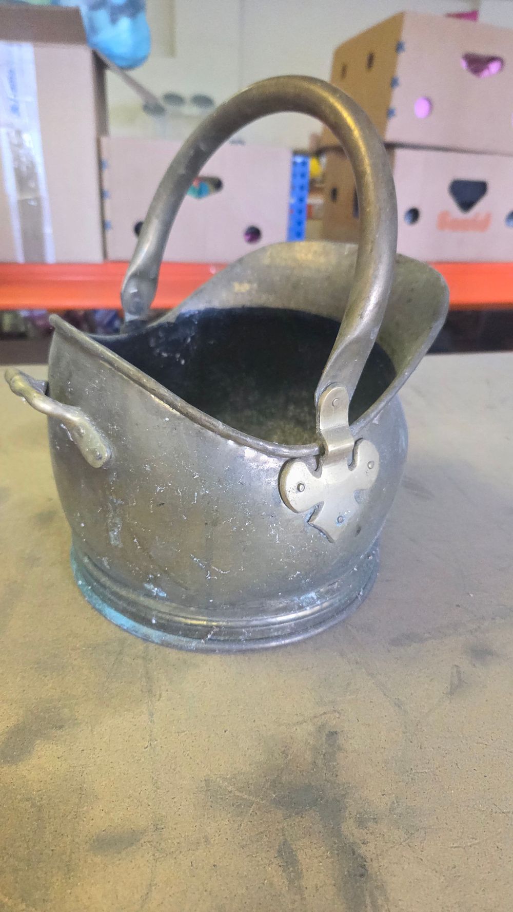 Lot 247 – Antique Brass Helmet Coal Scuttle with Fleur-de-Lis Mounts