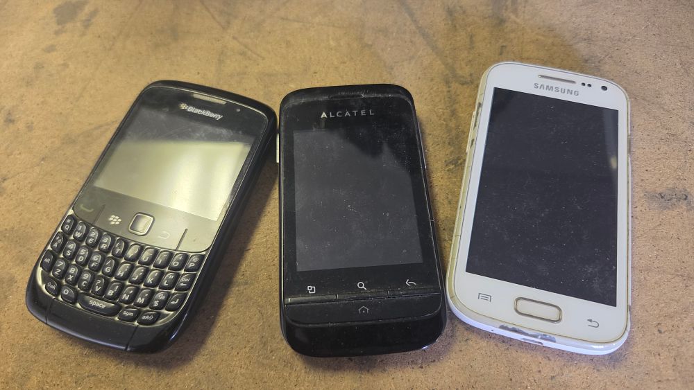 Lot 252 – A Trio of Vintage Mobile Handsets including a BlackBerry Curve, an Alcatel OneTouch and a Samsung Galaxy Smartphone