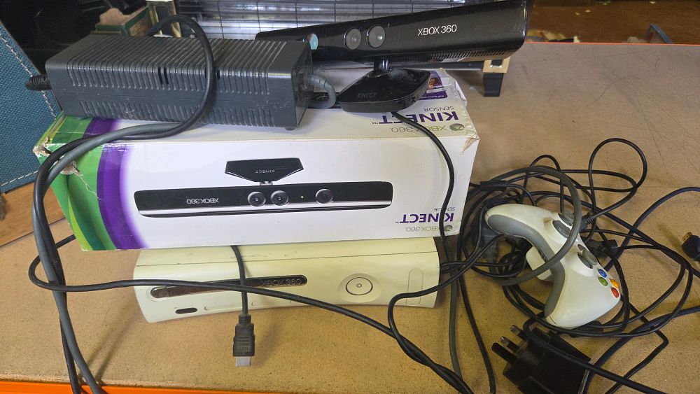 Lot 266 – A Collection of Microsoft Xbox 360 Gaming Equipment and Accessories powers ons