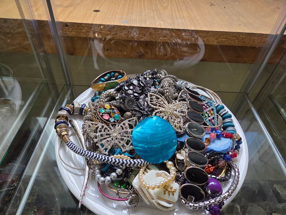 Lot 613 – A Collection of Vintage and Contemporary Costume Jewellery