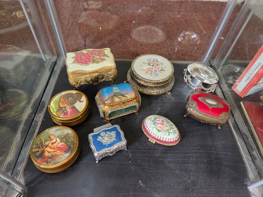 Lot 615 – A Collection of Vintage and Antique Metal and Porcelain Trinket Boxes